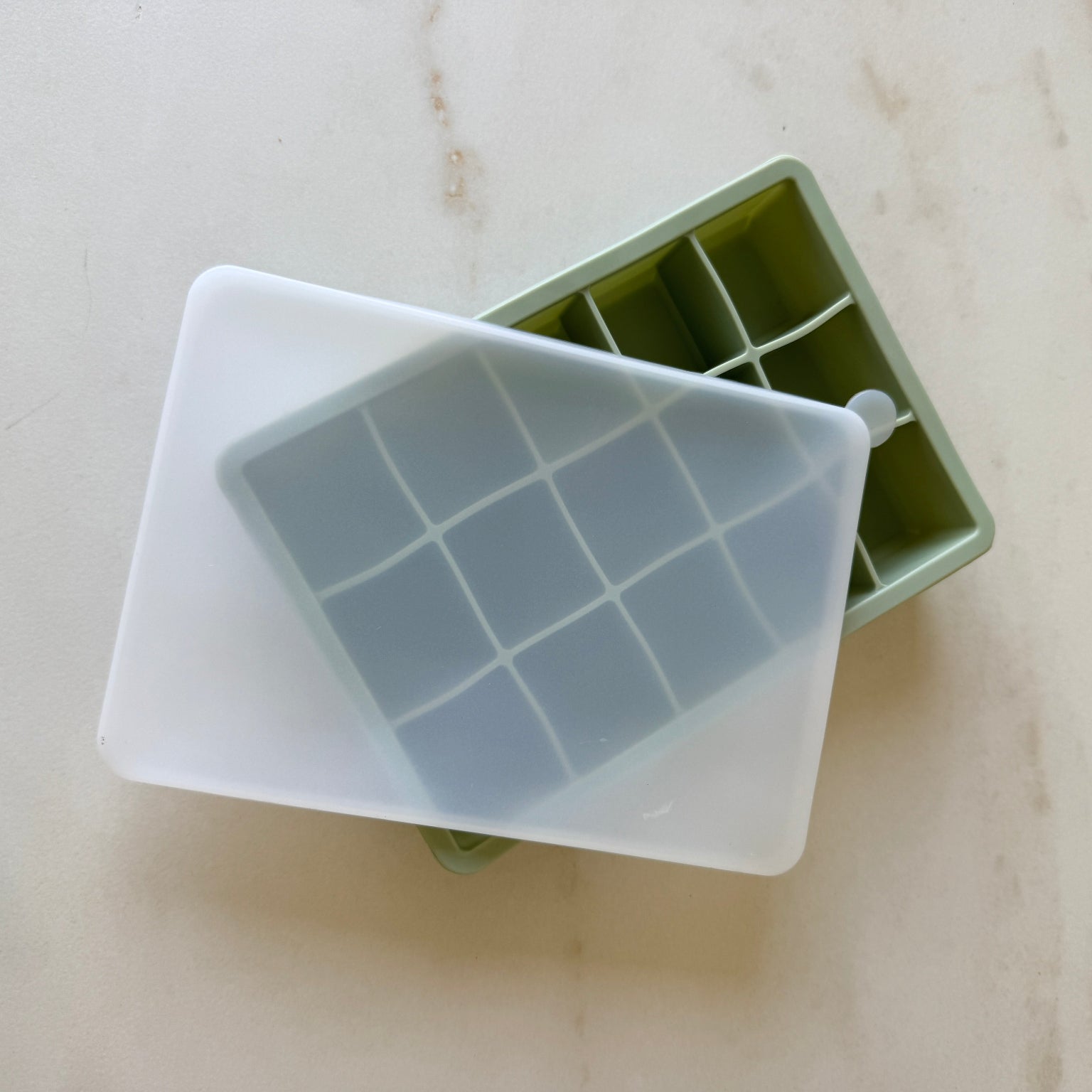 Isterningbakke i silikone - 15 cubes - grøn med låg